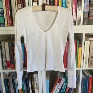 Perfectwhitetee Long-sleeved Cropped V-neck T-shirt